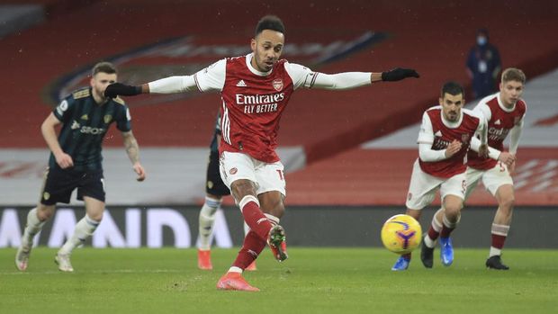 Arsenal's Pierre-Emerick Aubameyang shoots to score from the penalty spot during the English Premier League soccer match between Arsenal and Leeds United at the Emirates stadium in London, England, Sunday, Feb. 14, 2021. (Adam Davy/Pool via AP)