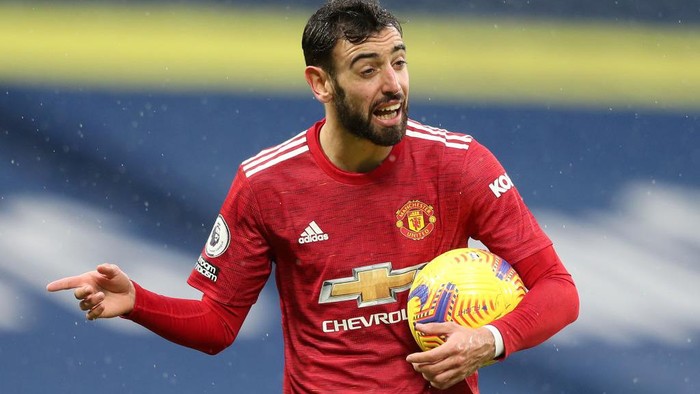 WEST BROMWICH, ENGLAND - FEBRUARY 14: Bruno Fernandes of Manchester United reacts after VAR penalty decision is not given during the Premier League match between West Bromwich Albion and Manchester United at The Hawthorns on February 14, 2021 in West Bromwich, England. Sporting stadiums around the UK remain under strict restrictions due to the Coronavirus Pandemic as Government social distancing laws prohibit fans inside venues resulting in games being played behind closed doors. (Photo by Naomi Baker/Getty Images)