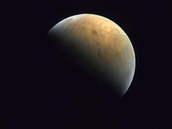 Wahana Antariksa Uni Emirat Arab Kirim Foto Pertama dari Mars