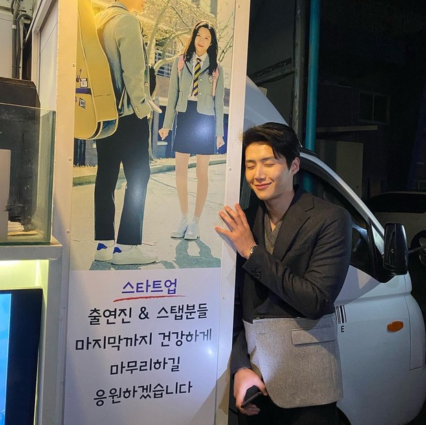Kim Seon Ho Berforo di Samping Food Truck dari Moon Ga Young