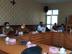 Guru Dipecat Usai Posting Gaji Rp 700 Ribu Adukan Nasib ke DPRD Bone