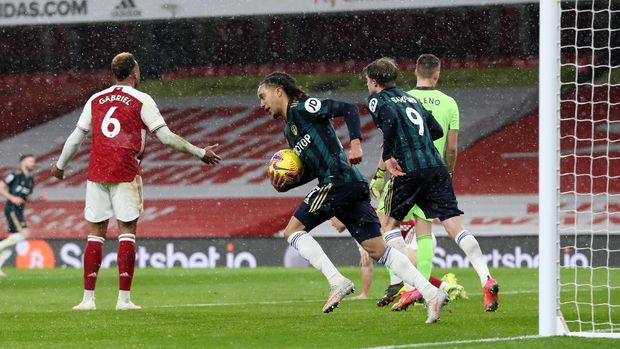 LONDON, ENGLAND - FEBRUARY 14: Helder Costa of Leeds United celebrates after scoring his team's second goal during the Premier League match between Arsenal and Leeds United at the Emirates Stadium on February 14, 2021 in London, England.  Sports stadiums across the UK remain under strict restrictions due to the coronavirus pandemic, as the government's social distancing laws prohibit fans within venues, causing games to be played behind closed doors.  (Photo by Catherine Ivill / Getty Images)