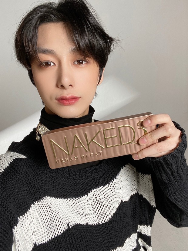 Hyungwon Selca Hyungwon membagikan selcanya dengan eyeshadow palette Naked