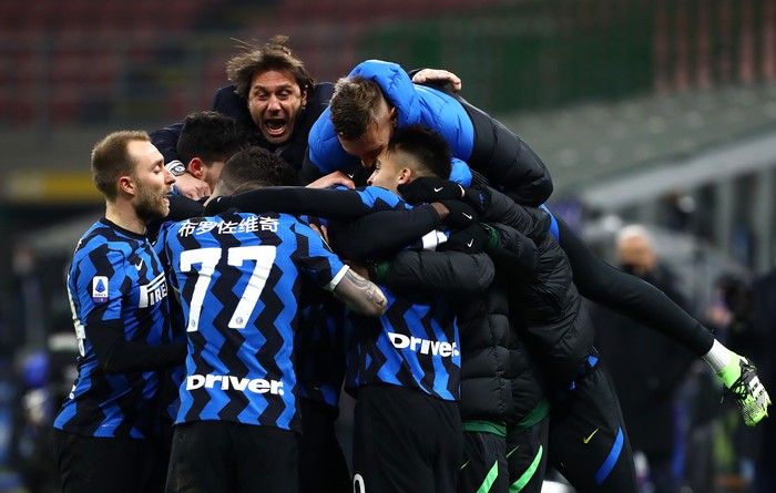 MILAN, ITALY - FEBRUARY 14: Lautaro Martinez of FC Internazionale celebrates with team mates and Antonio Conte, Head Coach of FC Internazionale after scoring their sides third goal during the Serie A match between FC Internazionale  and SS Lazio at Stadio Giuseppe Meazza on February 14, 2021 in Milan, Italy. Sporting stadiums around Italy remain under strict restrictions due to the Coronavirus Pandemic as Government social distancing laws prohibit fans inside venues resulting in games being played behind closed doors. (Photo by Marco Luzzani/Getty Images)