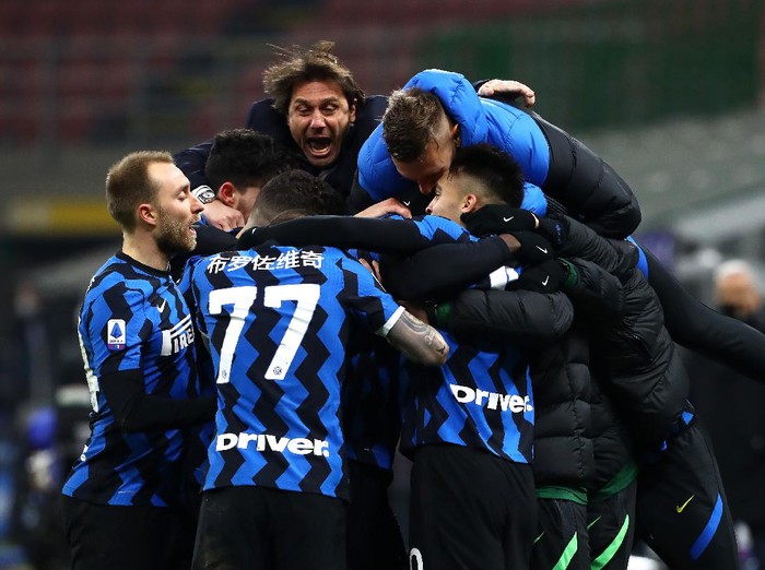MILAN, ITALY - FEBRUARY 14: Lautaro Martinez of FC Internazionale celebrates with team mates and Antonio Conte, Head Coach of FC Internazionale after scoring their side's third goal during the Serie A match between FC Internazionale  and SS Lazio at Stadio Giuseppe Meazza on February 14, 2021 in Milan, Italy. Sporting stadiums around Italy remain under strict restrictions due to the Coronavirus Pandemic as Government social distancing laws prohibit fans inside venues resulting in games being played behind closed doors. (Photo by Marco Luzzani/Getty Images)