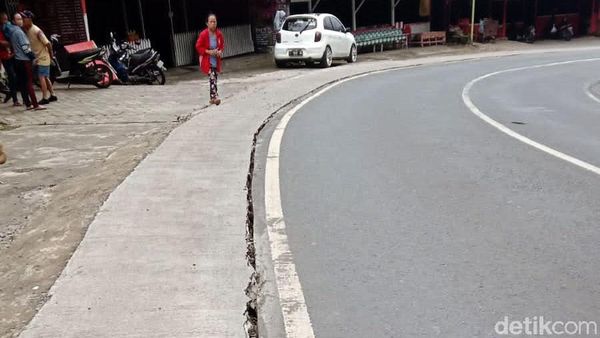 Hati-hati! Jalan Brigjen Moh Manan Kota Batu Retak-retak