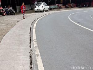 Hati-hati! Jalan Brigjen Moh Manan Kota Batu Retak-retak