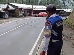 Awas! Jalan di Kawasan Wisata Payung Kota Batu Ada yang Retak dan Ambles