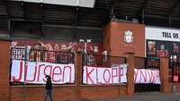 Meski begitu, fans Liverpool memberi dukungan dengan memasang spanduk bertuliskan Jurgen Klopp YNWA di pagar Stadion Anfield (Getty Images/Michael Regan)