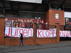 Meski begitu, fans Liverpool memberi dukungan dengan memasang spanduk bertuliskan Jurgen Klopp YNWA di pagar Stadion Anfield (Getty Images/Michael Regan)