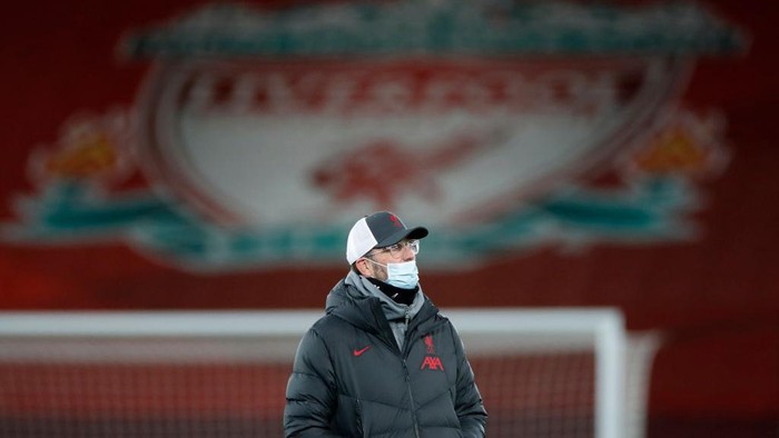 LIVERPOOL, ENGLAND - DECEMBER 16: Jurgen Klopp, Manager of Liverpool wears a face mask as he looks on during the warm ups prior to the Premier League match between Liverpool and Tottenham Hotspur at Anfield on December 16, 2020 in Liverpool, England. A limited number of fans (2000) are welcomed back to stadiums to watch elite football across England. This was following easing of restrictions on spectators in tiers one and two areas only.  (Photo by Clive Brunskill/Getty Images)