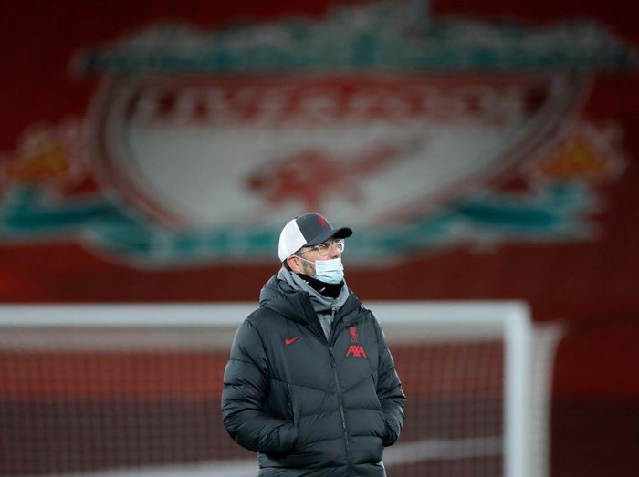 LIVERPOOL, ENGLAND - DECEMBER 16: Jurgen Klopp, Manager of Liverpool wears a face mask as he looks on during the warm ups prior to the Premier League match between Liverpool and Tottenham Hotspur at Anfield on December 16, 2020 in Liverpool, England. A limited number of fans (2000) are welcomed back to stadiums to watch elite football across England. This was following easing of restrictions on spectators in tiers one and two areas only.  (Photo by Clive Brunskill/Getty Images)