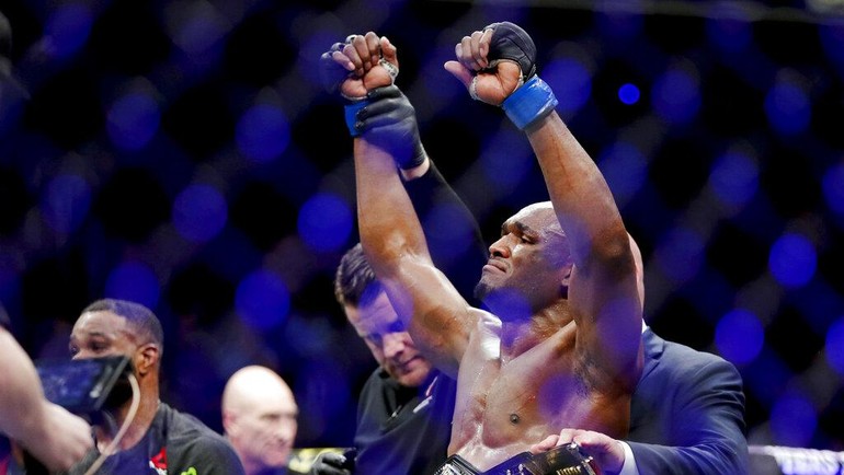Islam penasaran dengan Kamaru Usman. Kamaru merupakan eks juara di kelas welter juga temannya Islam. Akankah duel itu terjadi? (AP/John Locher)