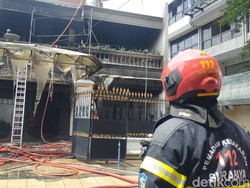 PMK Selamatkan 4 Penghuni dan Hewan Peliharaan Rumah yang Terbakar di Surabaya