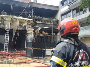 PMK Selamatkan 4 Penghuni dan Hewan Peliharaan Rumah yang Terbakar di Surabaya PMK Selamatkan 4 Penghuni dan Hewan Peliharaan Rumah yang Terbakar di Surabaya