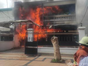 Kebakaran di Surabaya Menimpa Rumah Berlantai 2, 18 Damkar Diterjunkan Kebakaran di Surabaya Menimpa Rumah Berlantai 2, 18 Damkar Diterjunkan