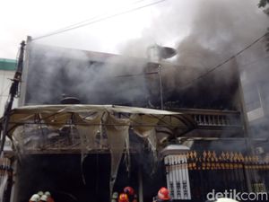 Terdengar Ledakan Lebih Satu Kali Saat Kebakaran Rumah di Tengah Kota Surabaya