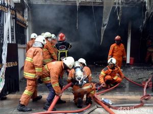 Kebakaran Rumah yang Difungsikan Toko Peralatan Ultah di Surabaya Padam