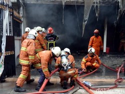 Kebakaran Rumah yang Difungsikan Toko Peralatan Ultah di Surabaya Padam