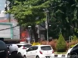 Sebuah Toko di Tengah Kota Surabaya Terbakar