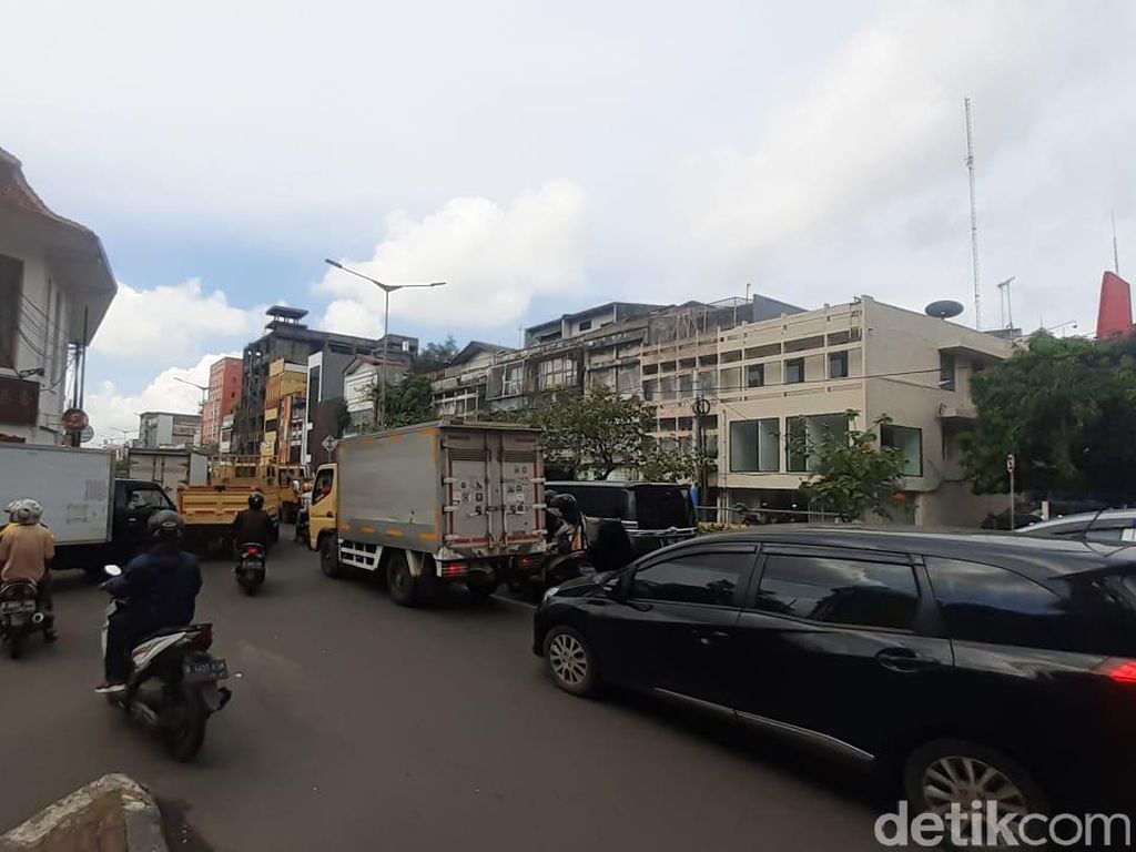 Buntut Macet Gegara LEZ Kota Tua sampai ke Glodok Buntut Macet Gegara LEZ Kota Tua sampai ke Glodok