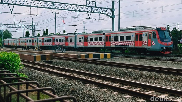 Kini Empat Stasiun di Klaten Difungsikan untuk Penumpang KRL PT KAI lewat PT KCI sudah mengoperasikan kereta rel listrik Yogyakarta-Solo. Empat stasiun di Klaten pun difungsikan untuk naik dan turun penumpang KRL. Empat Stasiun tersebut stasiun Brambanan, Kecamatan Prambanan; stasiun Srowot, Kecamatan Jogonalan; stasiun Ceper di Kecamatan Ceper dan stasiun Delanggu di Kecamatan Delanggu.