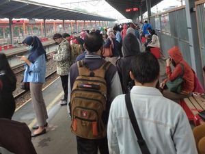 Penumpang KRL Antre Panjang di Stasiun Bekasi Senin Pagi, Ini Penjelasan KCI Penumpang KRL Antre Panjang di Stasiun Bekasi Senin Pagi, Ini Penjelasan KCI