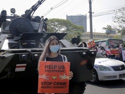 Militer Myanmar Kerahkan Kendaraan Lapis Baja, Demonstran Tetap Berkumpul