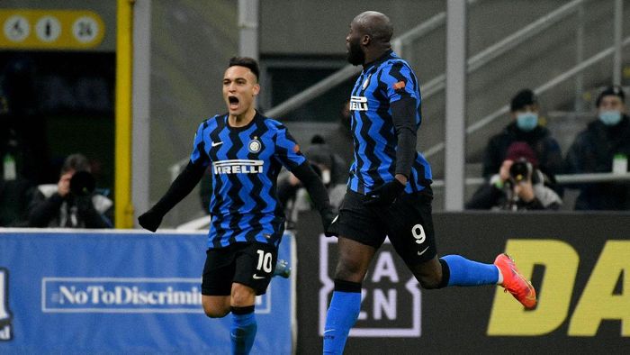 MILAN, ITALY - FEBRUARY 14: Lautaro Martinez if FC Internazionale celebrate with Romelu Lukaku a thrid goal during the Serie A match between FC Internazionale  and SS Lazio at Stadio Giuseppe Meazza on February 14, 2021 in Milan, Italy. (Photo by Marco Rosi - SS Lazio/Getty Images)