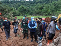 Kunjungi Longsor Nganjuk, Gubernur Khofifah Sumbang Bantuan