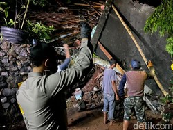 Ibu dan Anak Ditemukan Tewas Tertimbun Longsor di Nganjuk