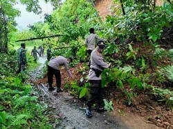 Longsor Tutupi Jalan di Sangihe Sulut, TNI-Polri Turun Tangan