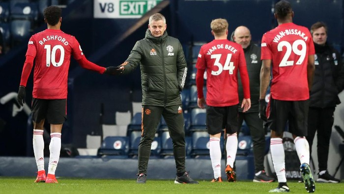 WEST BROMWICH, ENGLAND - FEBRUARY 14: Ole Gunnar Solskjaer, Manager of Manchester United interacts with Marcus Rashford of Manchester United after the Premier League match between West Bromwich Albion and Manchester United at The Hawthorns on February 14, 2021 in West Bromwich, England. Sporting stadiums around the UK remain under strict restrictions due to the Coronavirus Pandemic as Government social distancing laws prohibit fans inside venues resulting in games being played behind closed doors. (Photo by Nick Potts - Pool/Getty Images)