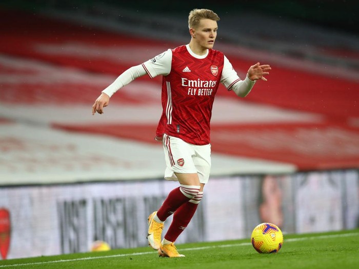 LONDON, ENGLAND - FEBRUARY 14: Martin Oedegaard of Arsenal runs with the ball  during the Premier League match between Arsenal and Leeds United at Emirates Stadium on February 14, 2021 in London, England. Sporting stadiums around the UK remain under strict restrictions due to the Coronavirus Pandemic as Government social distancing laws prohibit fans inside venues resulting in games being played behind closed doors. (Photo by Julian Finney/Getty Images)