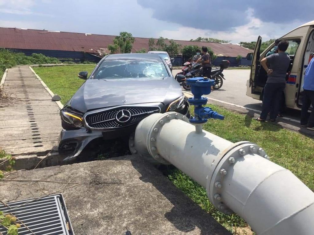 Ambyar! Nekat Ngebut Saat Test Drive, Mercedes-Benz Seharga Miliaran Langsung Ringsek Ambyar! Nekat Ngebut Saat Test Drive, Mercedes-Benz Seharga Miliaran Langsung Ringsek