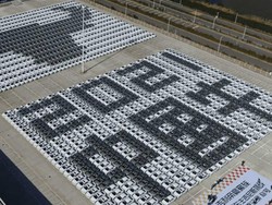 Rayakan Imlek, Mobil China Ini Pecahkan Rekor Bikin Gambar Kerbau Logam