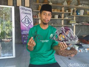 Pemuda Ciamis Sukses Berdayakan IRT Bikin Kerajinan dari Koran Bekas