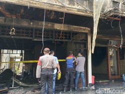 Kebakaran Rumah Sekaligus Toko Peralatan Ultah di Surabaya Diduga Korsleting