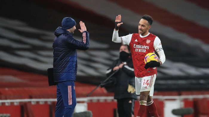 LONDON, ENGLAND - FEBRUARY 14: Pierre Emerick Aubameyang of Arsenal holds the match ball after scoring a Hat-Trick during the Premier League match between Arsenal and Leeds United at Emirates Stadium on February 14, 2021 in London, England. Sporting stadiums around the UK remain under strict restrictions due to the Coronavirus Pandemic as Government social distancing laws prohibit fans inside venues resulting in games being played behind closed doors. (Photo by Adam Davy - Pool/Getty Images)