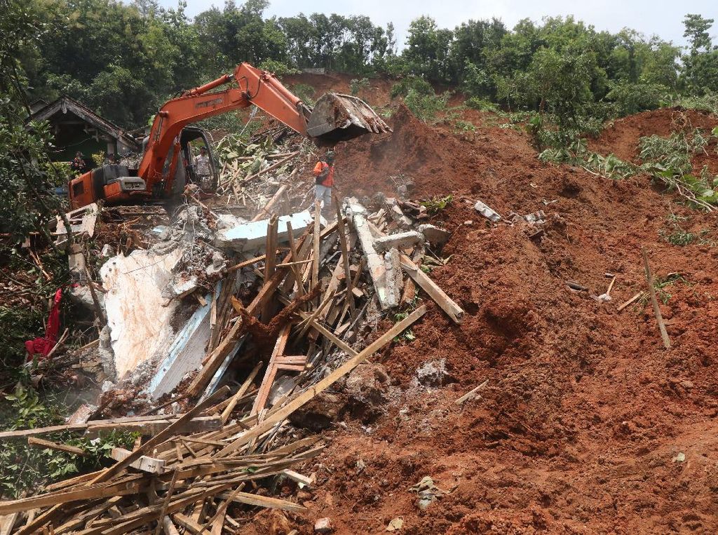 Potret Longsoran Gunung Wilis Nganjuk yang Timbun 16 Orang Potret Longsoran Gunung Wilis Nganjuk yang Timbun 16 Orang