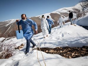 Kerja Keras Tim Medis Turki Saat Vaksinasi di Pedalaman