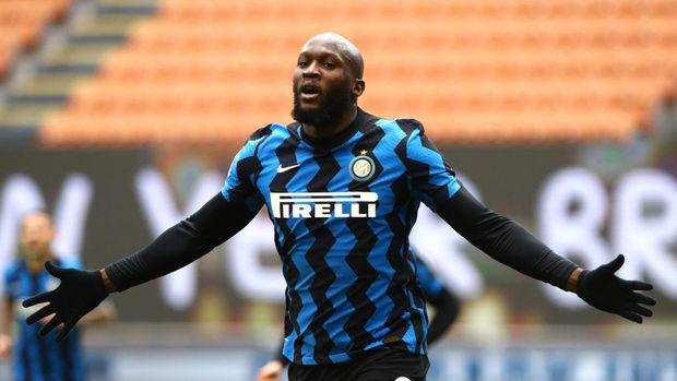 MILAN, ITALY - JANUARY 03: Romelu Lukaku of Inter Milan celebrates after scoring their team's fourth goal during the Serie A match between FC Internazionale and FC Crotone at Stadio Giuseppe Meazza on January 03, 2021 in Milan, Italy. Sporting stadiums around Italy remain under strict restrictions due to the Coronavirus Pandemic as Government social distancing laws prohibit fans inside venues resulting in games being played behind closed doors. (Photo by Marco Luzzani/Getty Images)