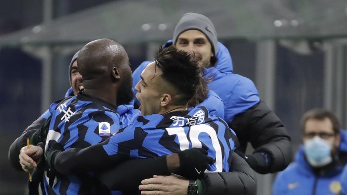 Inter Milans Lautaro Martinez, right, celebrates his goal against Lazio with his teammates during a Serie A soccer match between Inter Milan and Lazio at the San Siro stadium in Milan, Italy, Sunday, Feb. 14, 2021. (AP Photo/Luca Bruno)