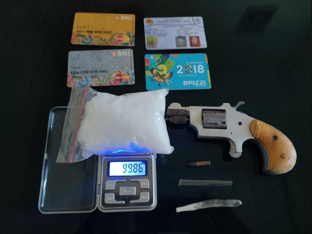 Amankan Pengedar Sabu di Sampang, Polisi Sita 1 Ons dan Pistol Rakitan Amankan Pengedar Sabu di Sampang, Polisi Sita 1 Ons dan Pistol Rakitan