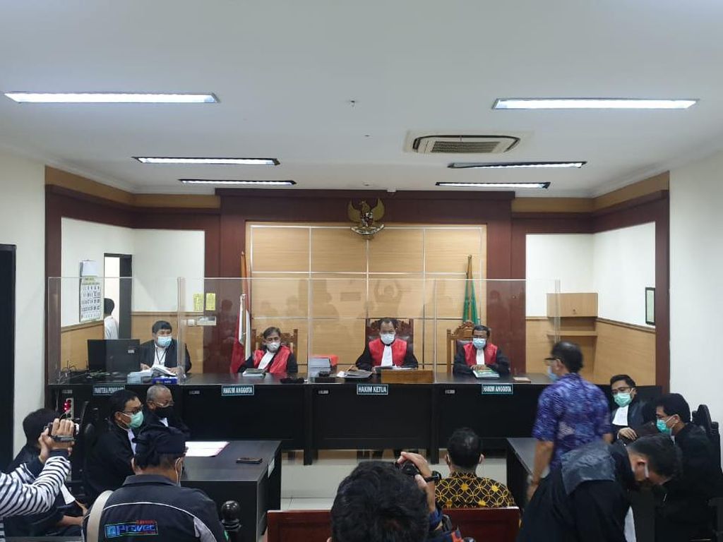 Ari Askhara Divonis 1 Tahun Bui Percobaan 20 Bulan di Kasus Brompton-Harley Ari Askhara Divonis 1 Tahun Bui Percobaan 20 Bulan di Kasus Brompton-Harley