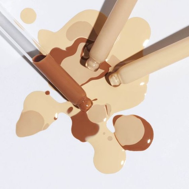 Tekstur foundation lebih cair dibanding cushion/foto: byrdie.com Tekstur foundation lebih cair dibanding cushion