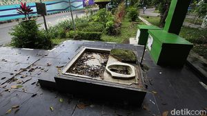 Duh, Toilet Bekas di Solo Ini Dibiarkan Begitu Saja