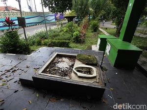 Duh, Toilet Bekas di Solo Ini Dibiarkan Begitu Saja