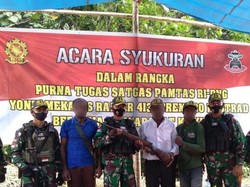 Warga Keerom Papua Serahkan Senpi Laras Panjang ke TNI