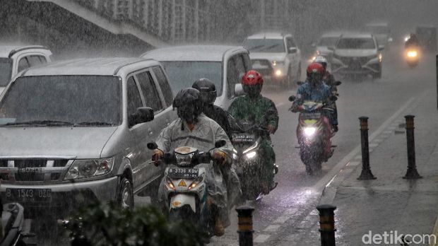 Sejumlah wilayah di DKI Jakarta diguyur hujan pagi ini. Menurut BMKG, musim hujan di Jakarta masih akan terus berlanjut hingga Februari.